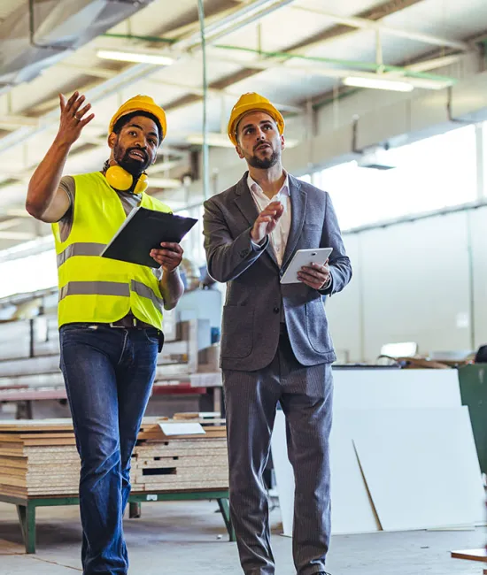 Sicherheitsbegehung in Produktionshalle – Smart Upgrade unterstützt bei Nachweisen für Arbeitsschutz und Behörden