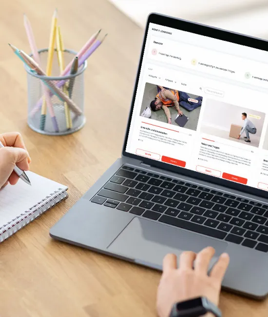 Digitale Mitarbeiterunterweisungen zu Arbeitssicherheit am Laptop mit Smart Campus