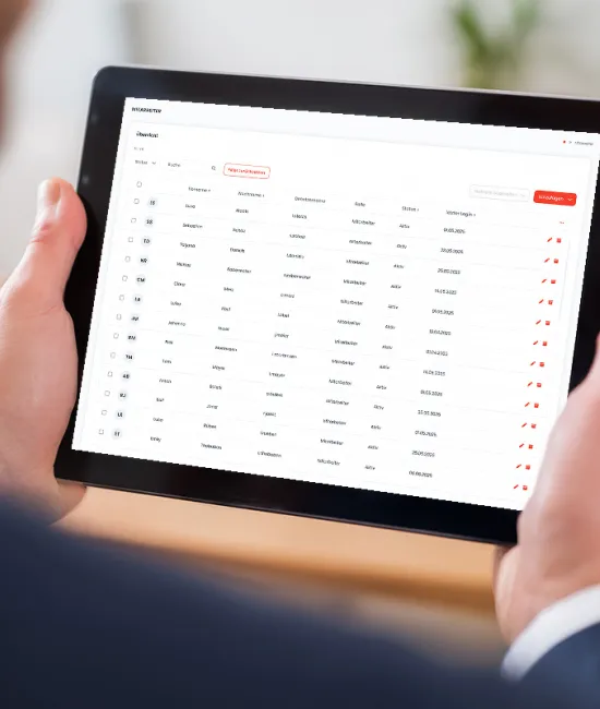 Tablet mit digitaler Unterweisungsübersicht von Smart Upgrade zur rechtssicheren Betreuung nach DGUV Vorschrift 2