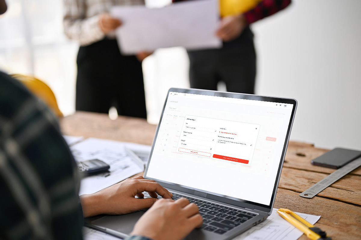 Nutzt euer Smart Upgrade-Dashboard für digitale Gefährdungsbeurteilungen und Unterweisungen Laptop mit Smart Upgrade-Dashboard zur digitalen Durchführung von Gefährdungsbeurteilungen und Mitarbeiterunterweisungen