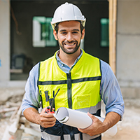 Vorarbeiter mit Helm und Bauplan – Smart Upgrade unterstützt euch bei Gefährdungsbeurteilungen und digitalen Unterweisungen